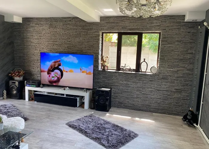 Lovely 1 Bedroom Flat In A 2 Ground Floor House Holiday home