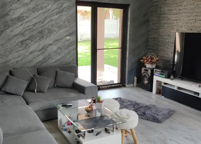 Lovely 1 Bedroom Flat In A 2 Ground Floor House Holiday home Craiova